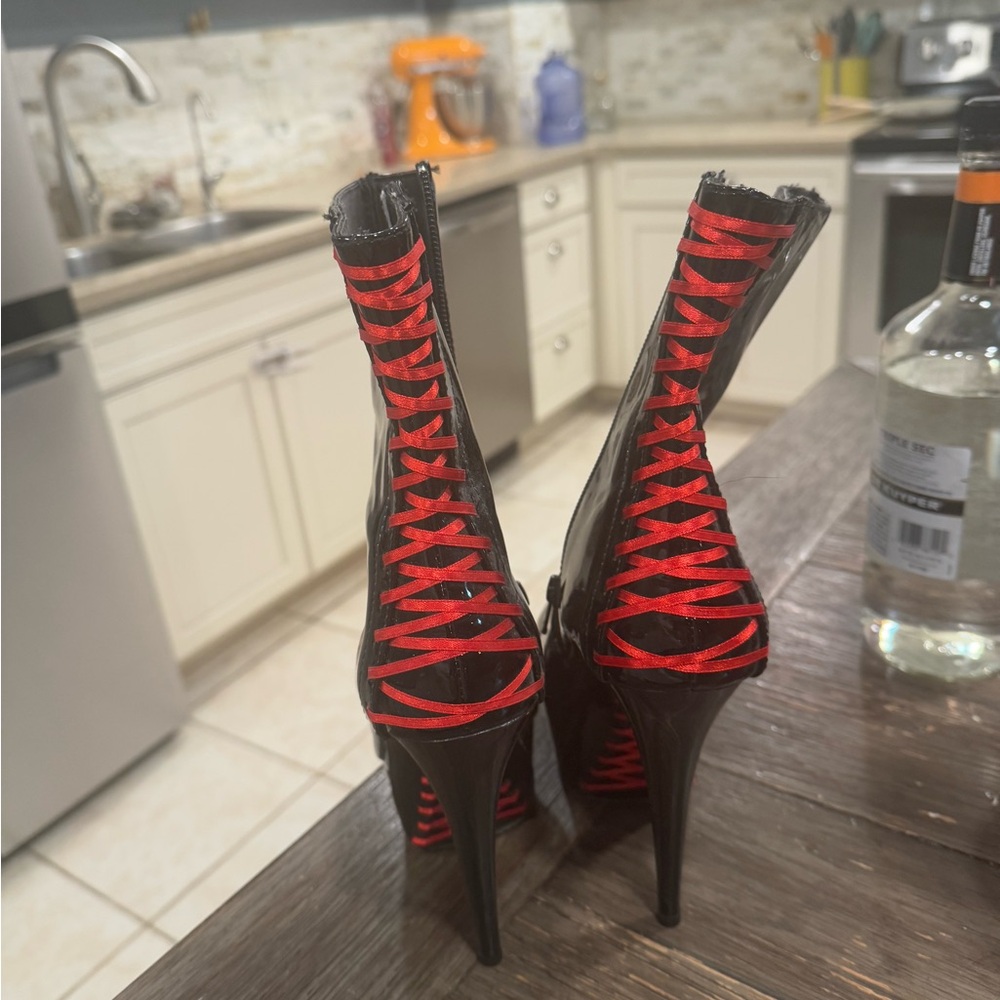 Pleasers size 8 NWT